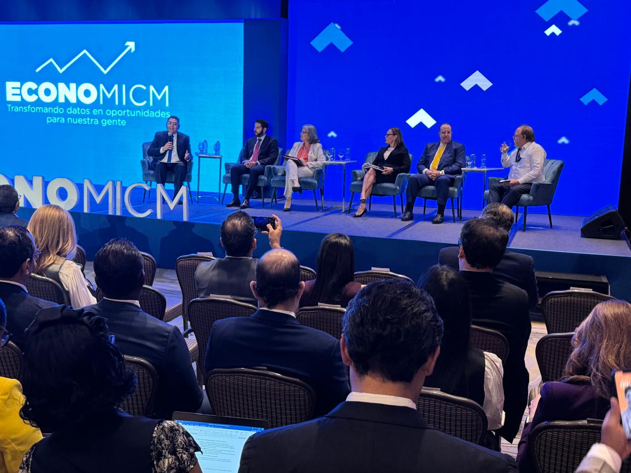 Director  Promipyme  participa Foro "Económico 2024"